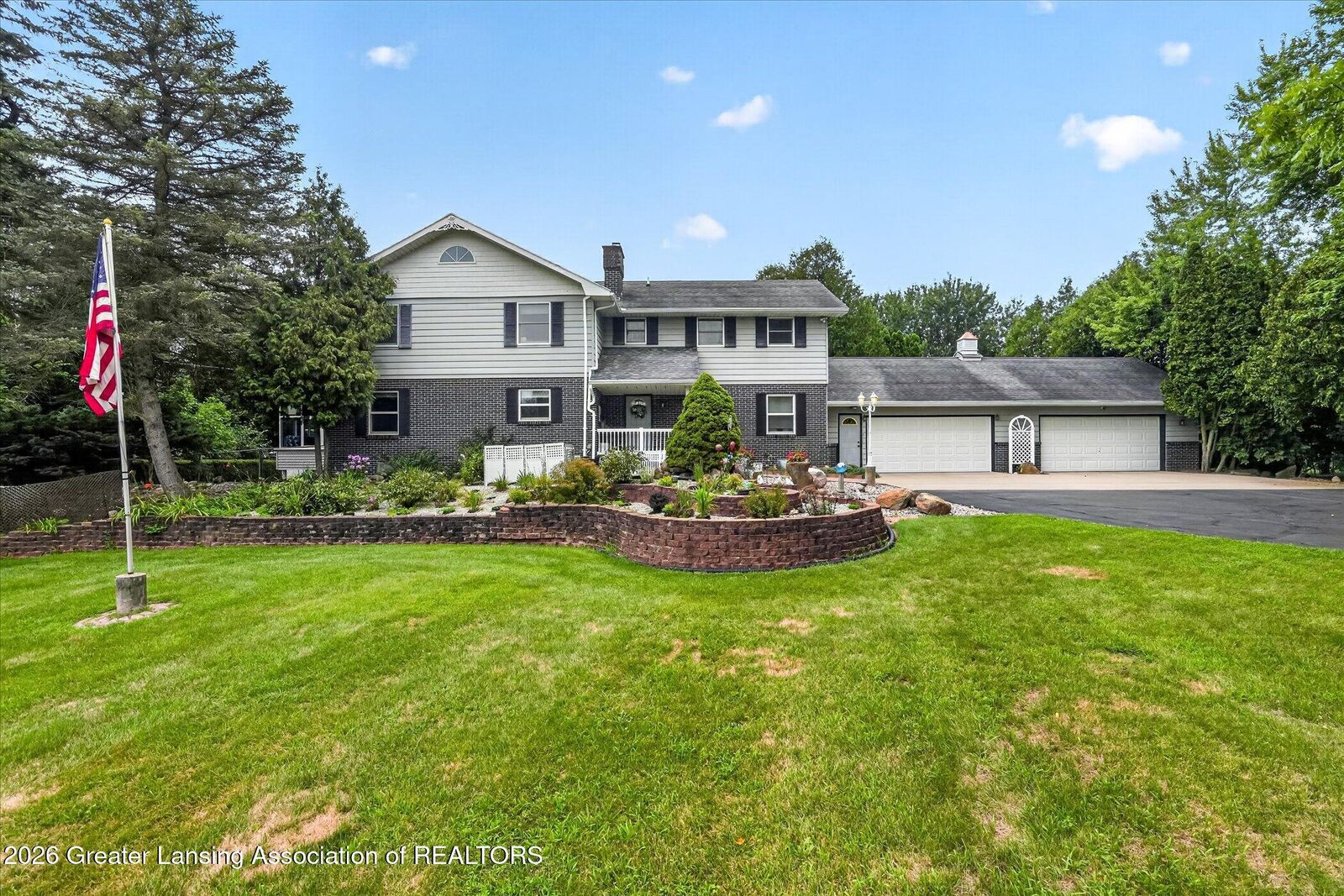 Property Photo:  1541/1543 N Michigan  MI 48827 