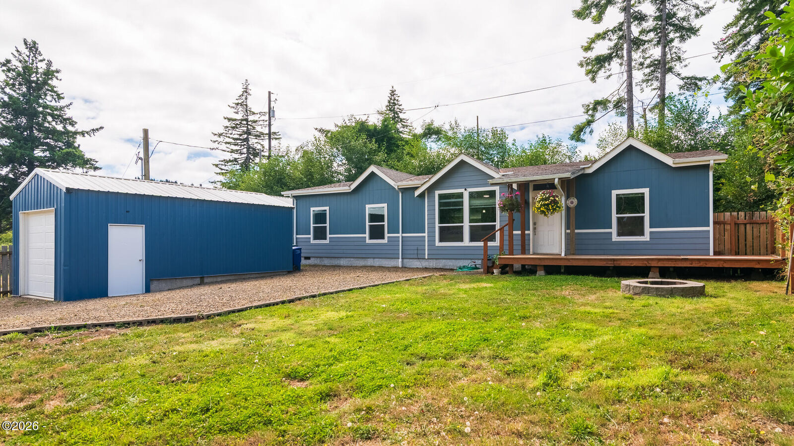 Property Photo: 127 N Hillside Drive OR 97368