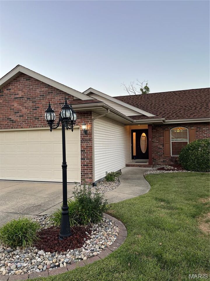 Property Photo:  3208 Leverett Court  IL 62002 