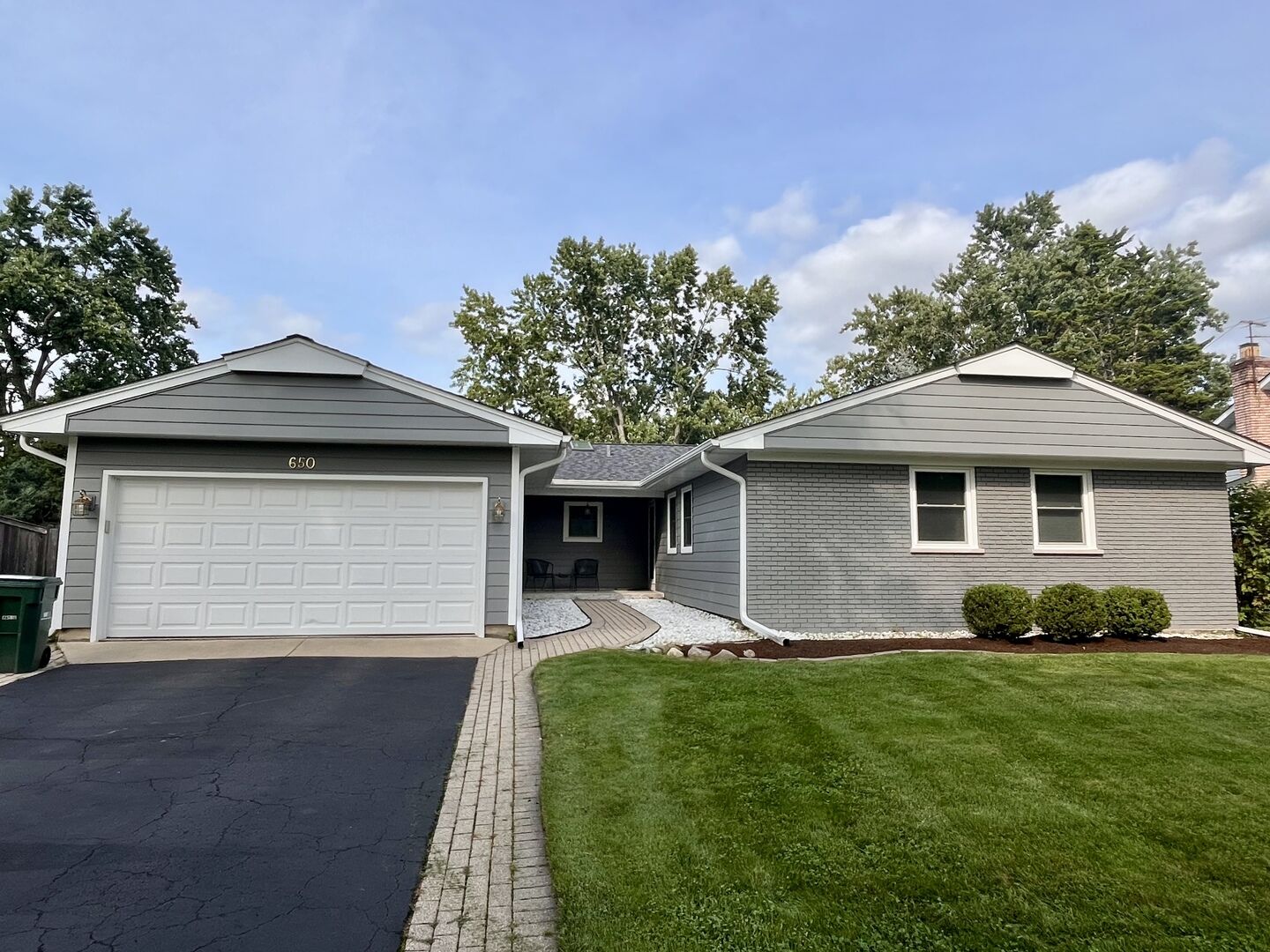 Property Photo: 650 Twisted Oak Lane IL 60089