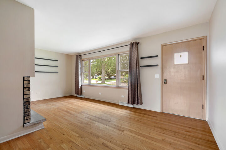 Property Photo:  947 Diane Avenue  IL 60123 