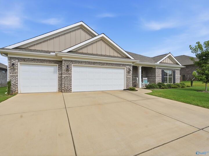Property Photo:  225 Hannaway Circle  AL 35757 