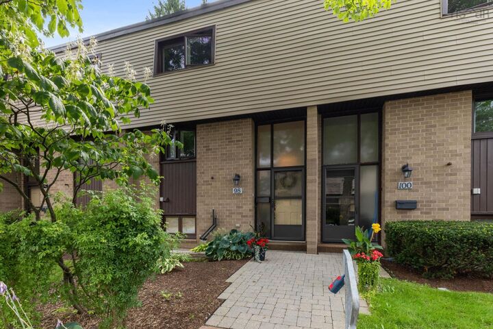 98 Forestside Crescent — photo 1