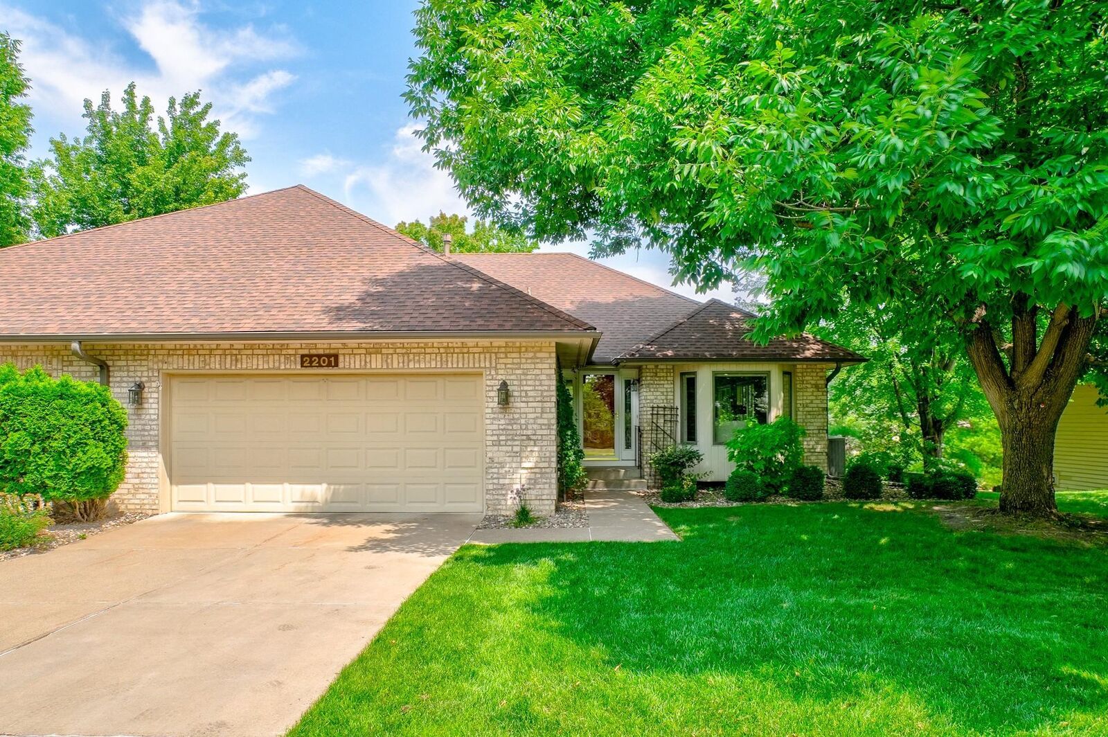 Property Photo:  2201 Ferris Lane  MN 55113 