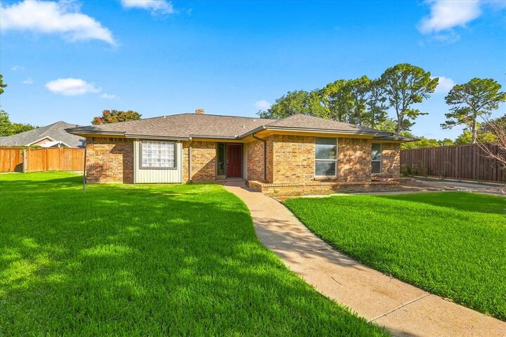Property Photo: 308 Drexel Drive TX 76051