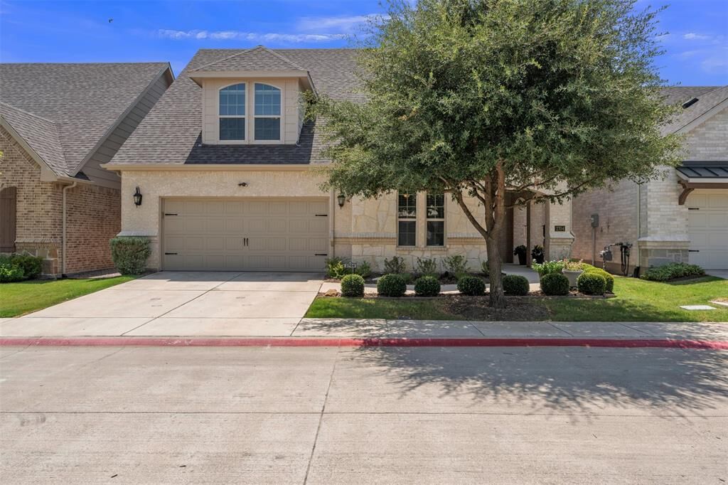 Property Photo: 2704 Esplanade Boulevard 2704 TX 76063
