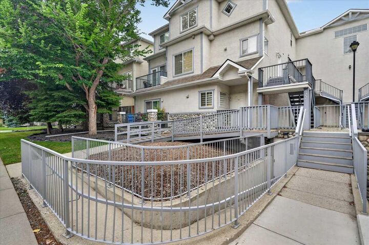 Property Photo:  622 56 Avenue SW 208  AB T2V 0G8 