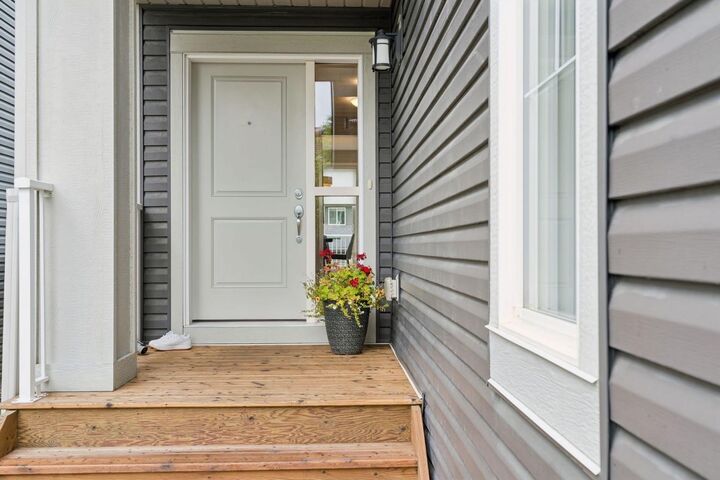 Property Photo:  4 Emberside Place  AB T4C 2L8 