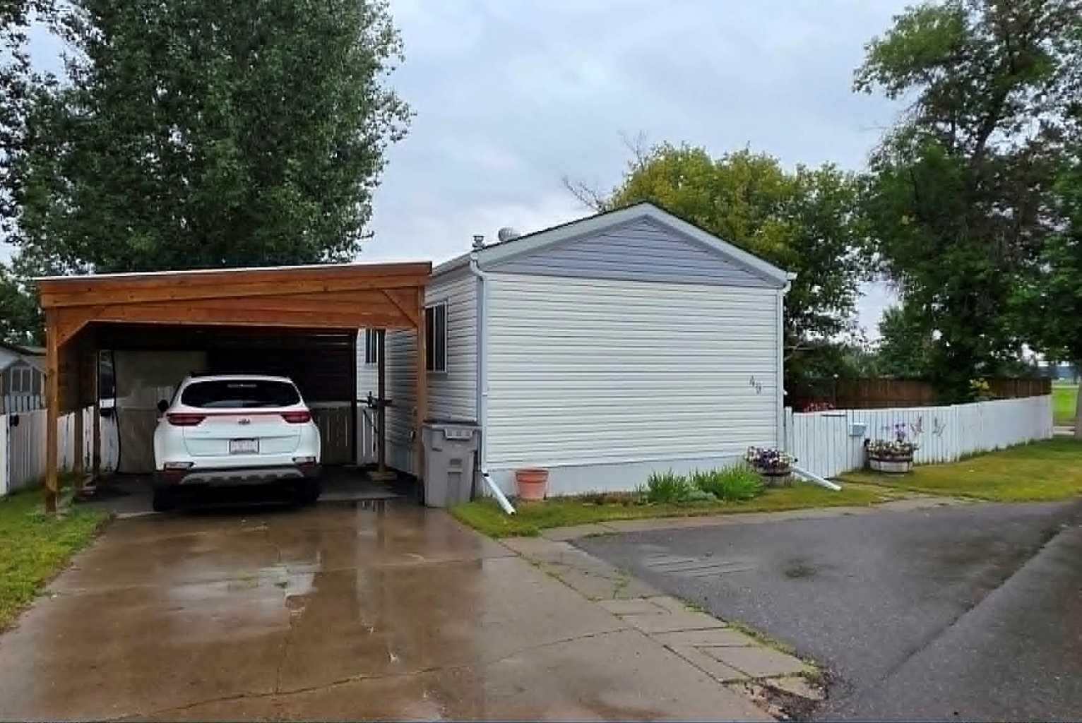 Property Photo:  4000 13 Avenue SE 49  AB T1B 1J3 