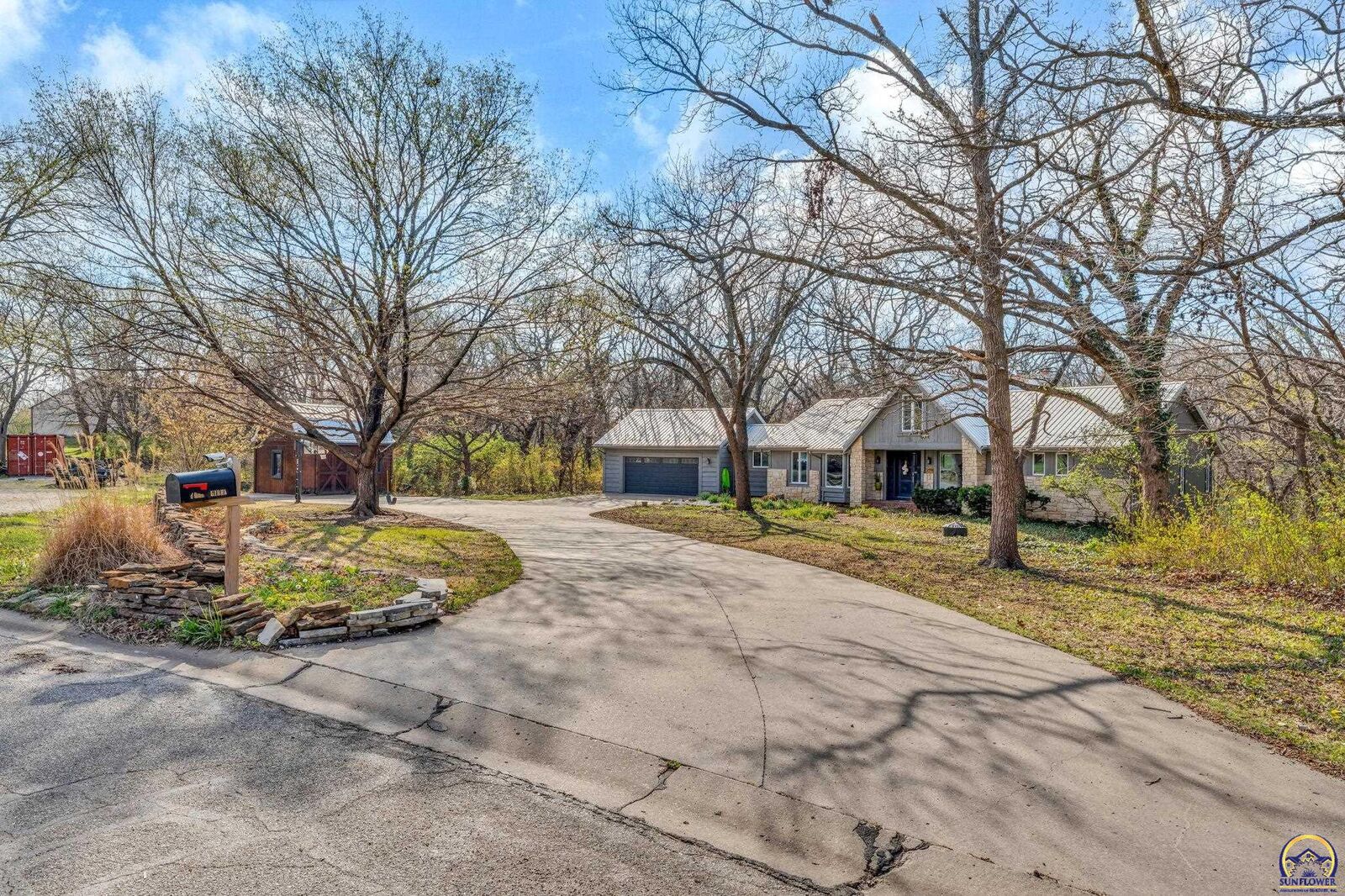 Property Photo:  2331 SE Libra Ave  KS 66605 
