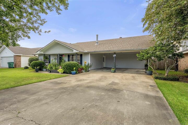 Property Photo: 910 Aberdeen Drive LA 70605