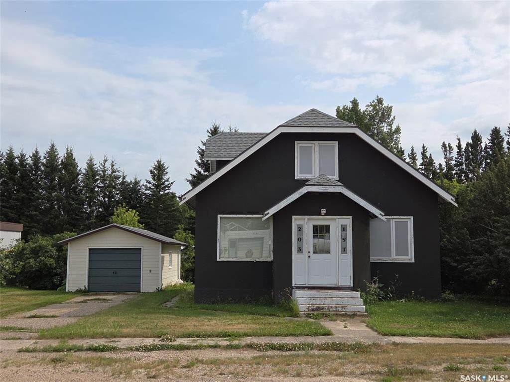 Property Photo:  203 1st Street S  SK S0K 2X0 