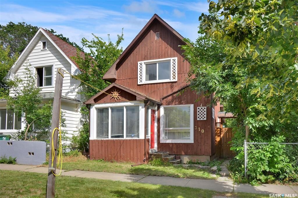 Property Photo: 310 J Avenue N SK S7L 2K2
