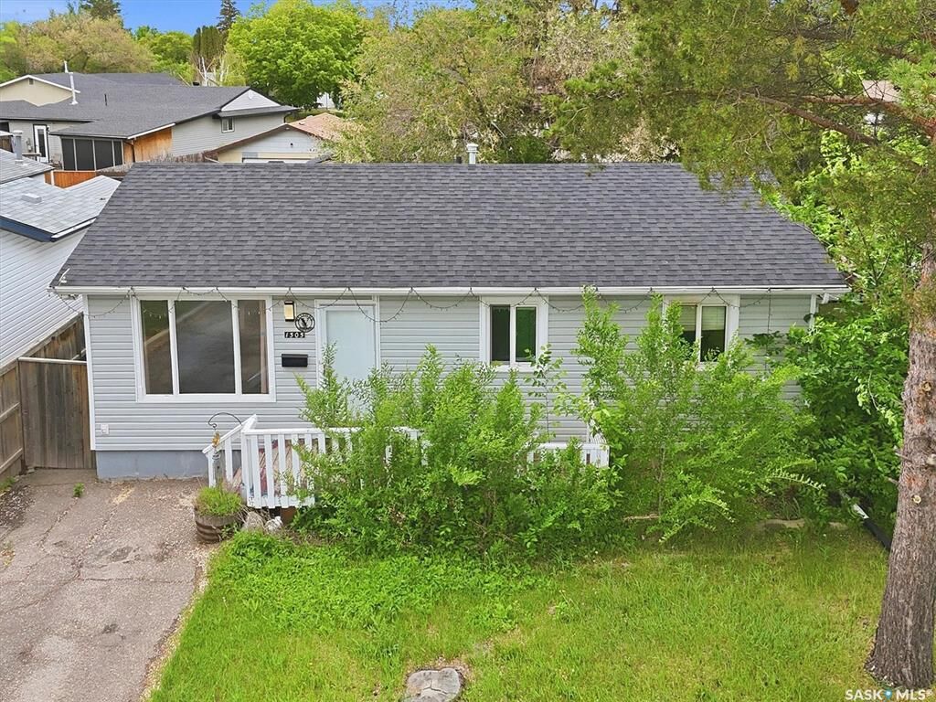 Property Photo: 1305 W Avenue N SK S7L 3J2