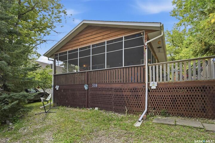 Property Photo:  318 Douglas Avenue  SK S0K 4T1 