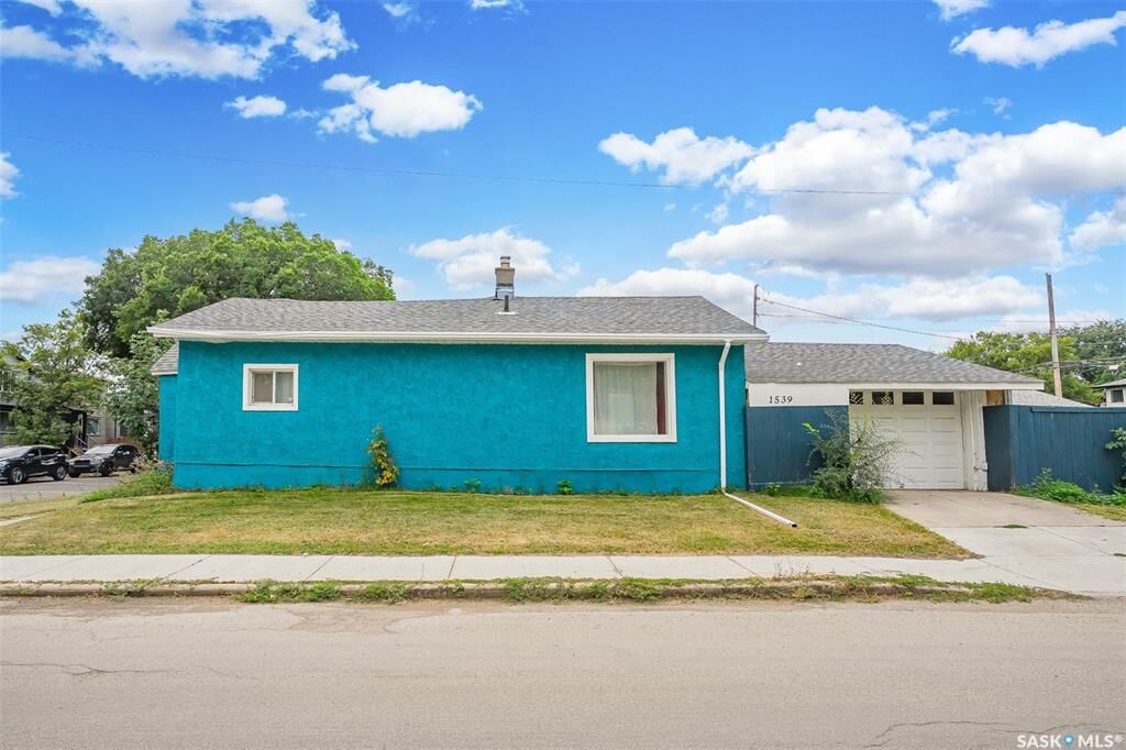 Property Photo: 1539 B Avenue N SK S7L 1G9