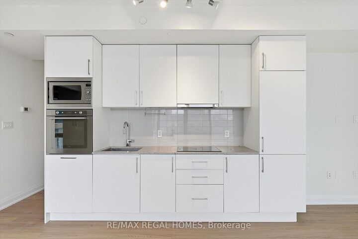 Property Photo:  576 Front Street W 1008E  ON M5V 0P8 
