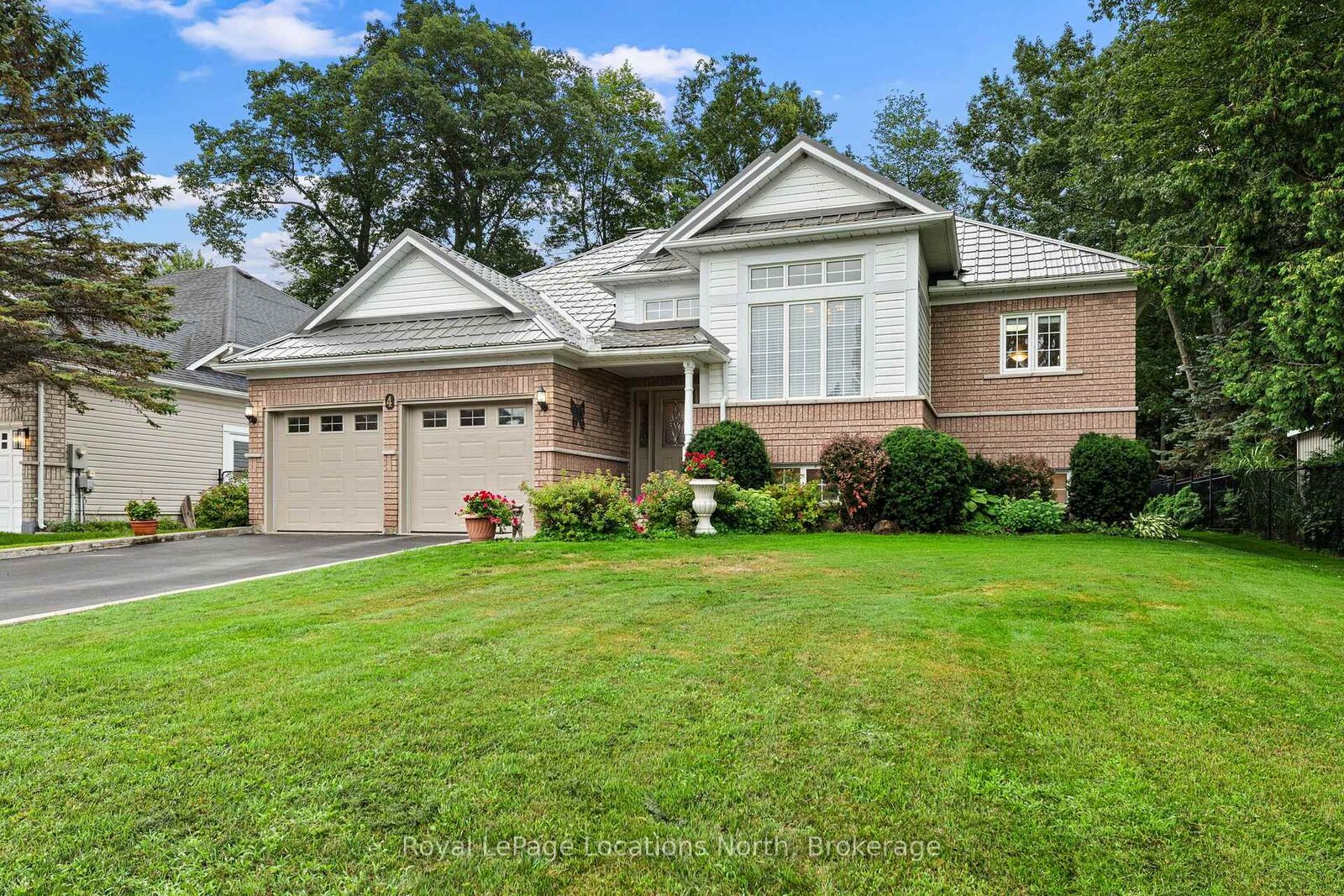 Property Photo: 4 Trailwood Place ON L9Z 1M6