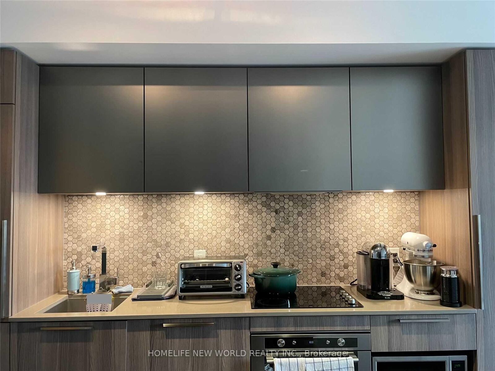 Property Photo: 85 Wood Street 2711 ON M4Y 0E8