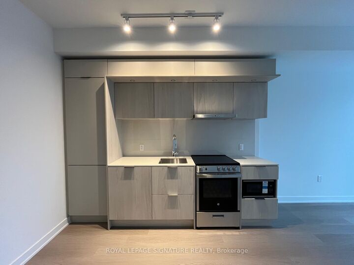 Property Photo: 448 Burnhamthorpe Road W 312 ON L5B 4M6