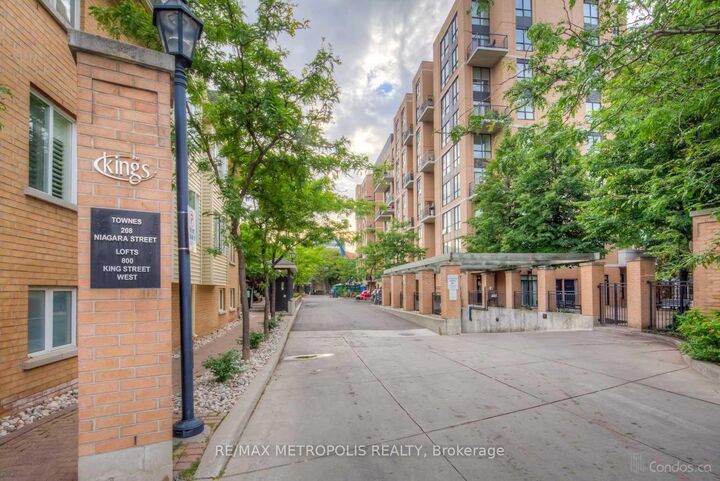 Property Photo:  208 Niagara Street Th27  ON M6J 3W5 