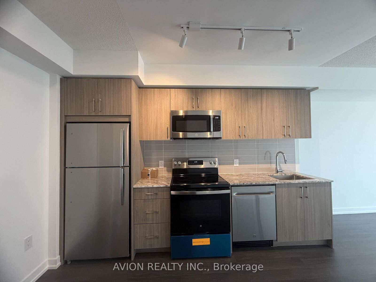 Property Photo:  4010 Eglinton Avenue W 1316  ON M9A 0G5 