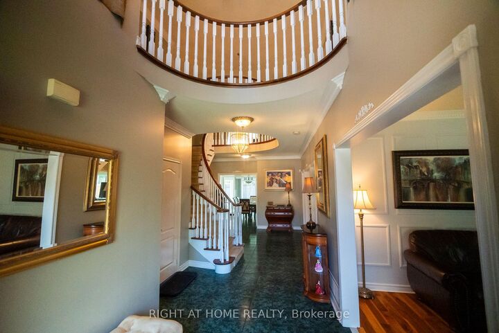 Property Photo: 2427 Erin Centre Boulevard ON L5M 5B3