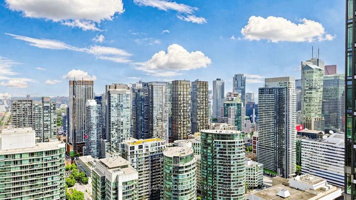 Property Photo: 3 Concord Cityplace Way 4805 ON M5V 0X4