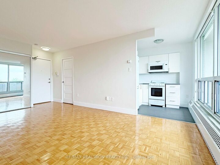Property Photo: 666 Spadina Avenue 812 ON M5S 2H8