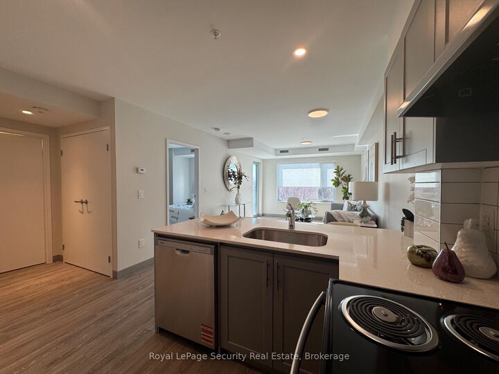 Property Photo:  1015 Innisfil Beach Road 511  ON L9S 1T3 