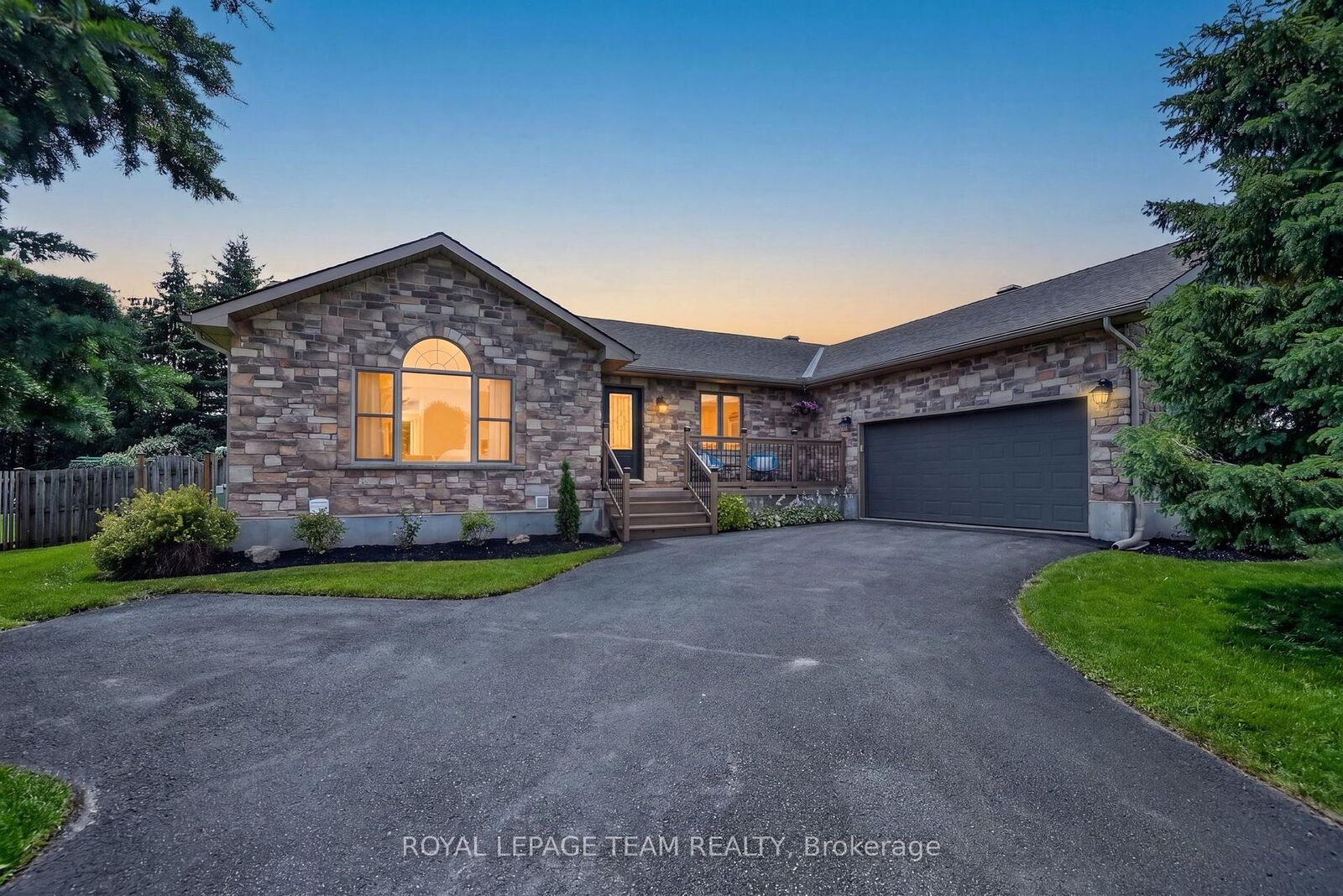 Property Photo: 1550 Stanleyfield Crescent ON K4P 1M7