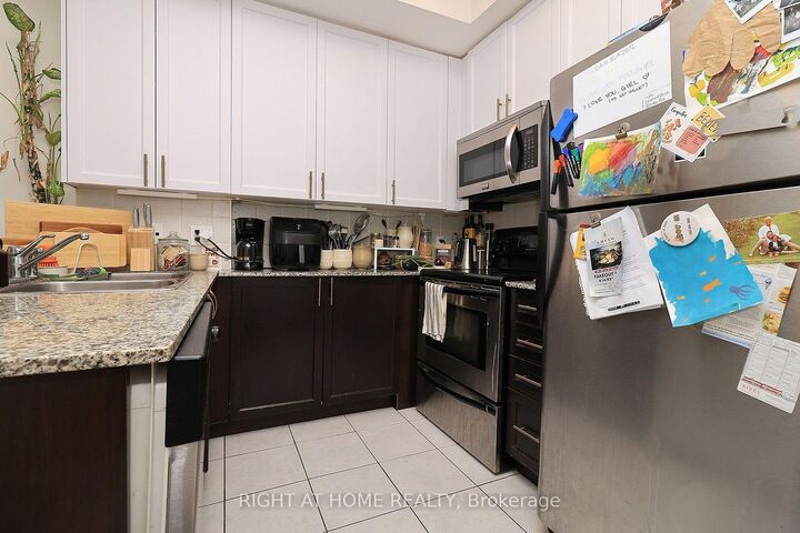 Property Photo: 78 Carr Street Th12 ON M5T 1B7