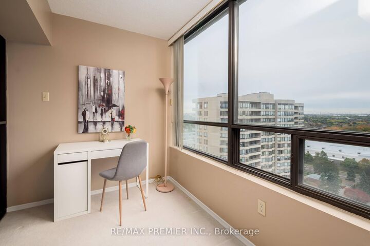 Property Photo: 7440 Bathurst Street 1614 ON L4J 7K8