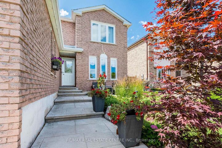 Property Photo: 1571 Meadowfield Crescent ON L5M 4T4