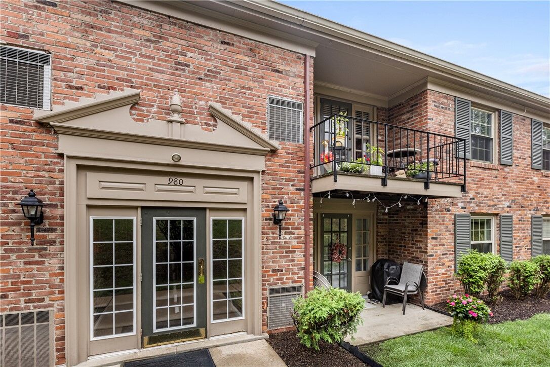 Property Photo: 980 Chatham Park Dr F PA 15216