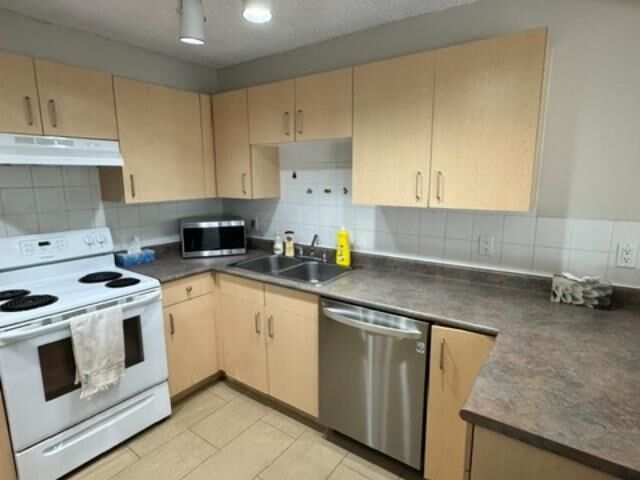Property Photo: 2012 Fullerton Avenue 501 BC V7P 3E3