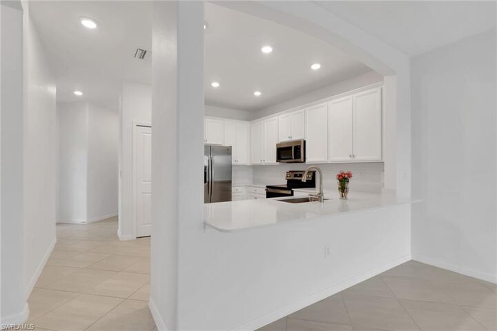 Property Photo: 1645 Alameda Dr FL 34120