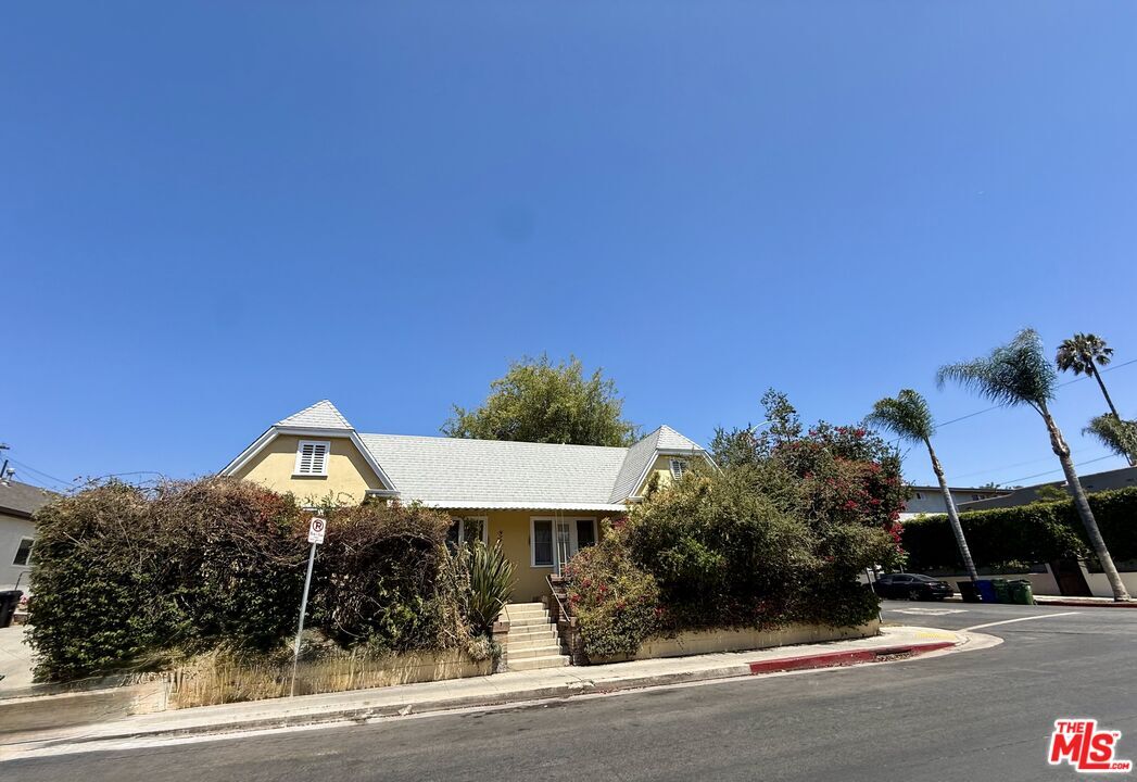 Property Photo: 500 N Kingsley Dr CA 90004