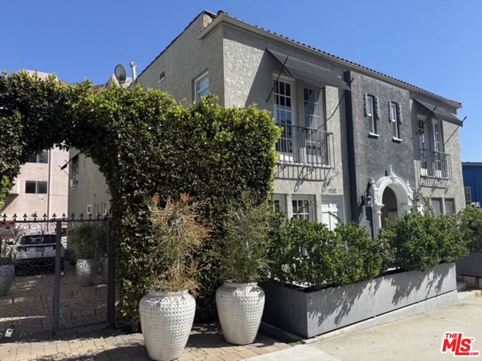 Property Photo: 1750 N La Brea Ave CA 90046
