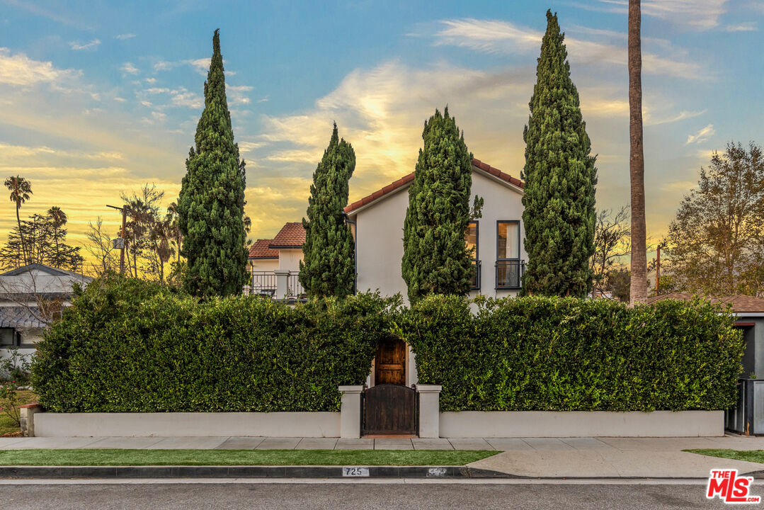 Property Photo: 725 Oxford Ave CA 90292