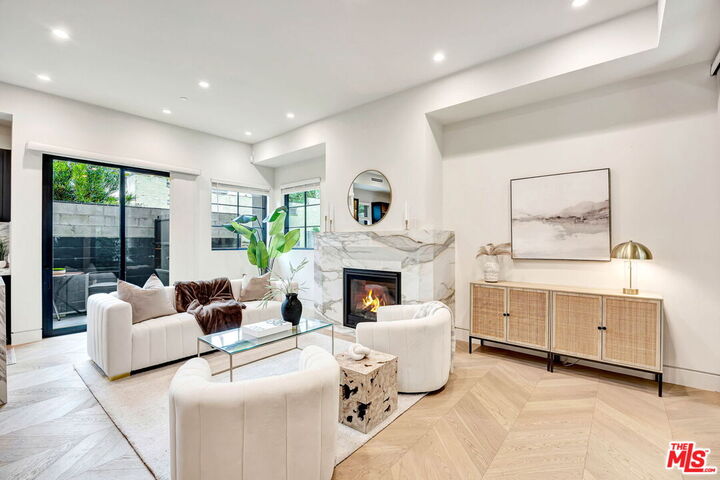 Property Photo:  652 Huntley Dr, Unit 102  CA 90069 