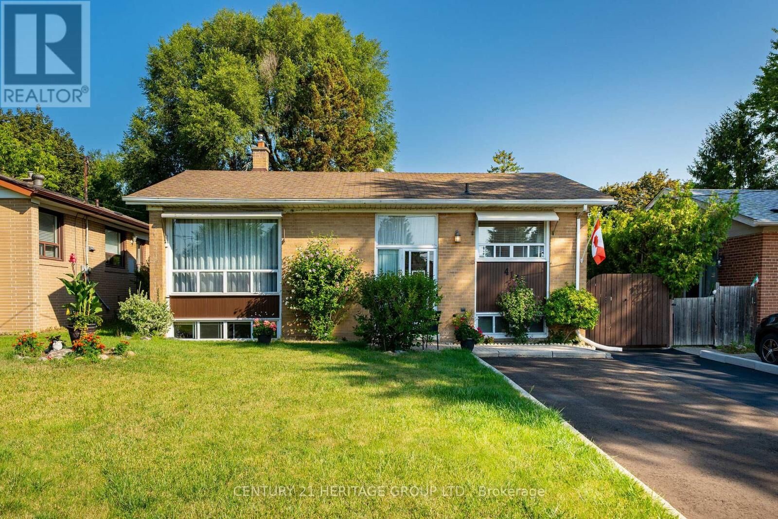 Property Photo: 417 Paliser Crescent South ON L4C 1S2