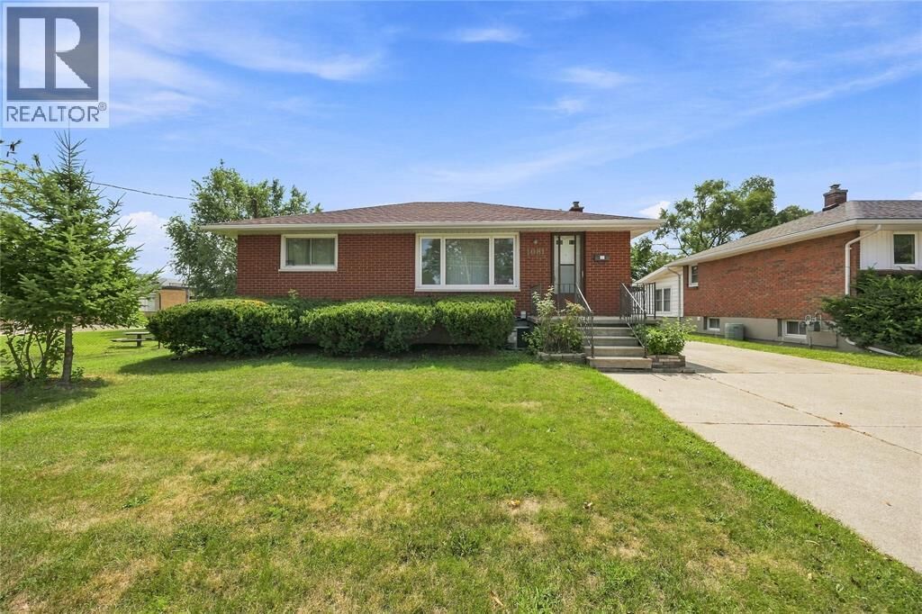Property Photo: 1081 Michigan Avenue ON N7S 2B5