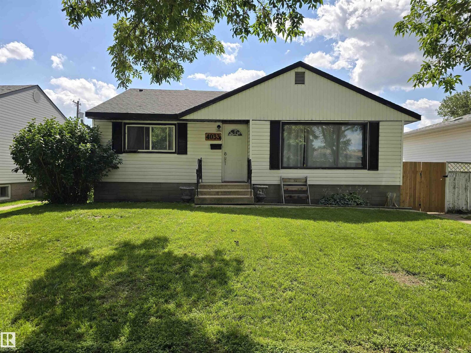 Property Photo: 4033 117 Avenue NW AB T5W 0Y1