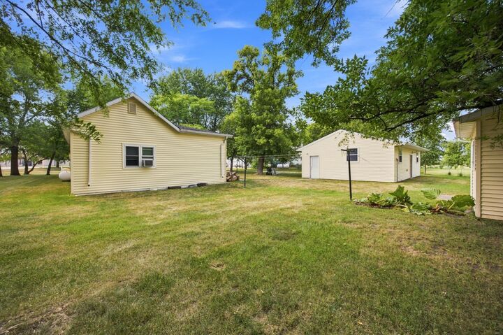 Property Photo: 200 Grant Street N ND 58018