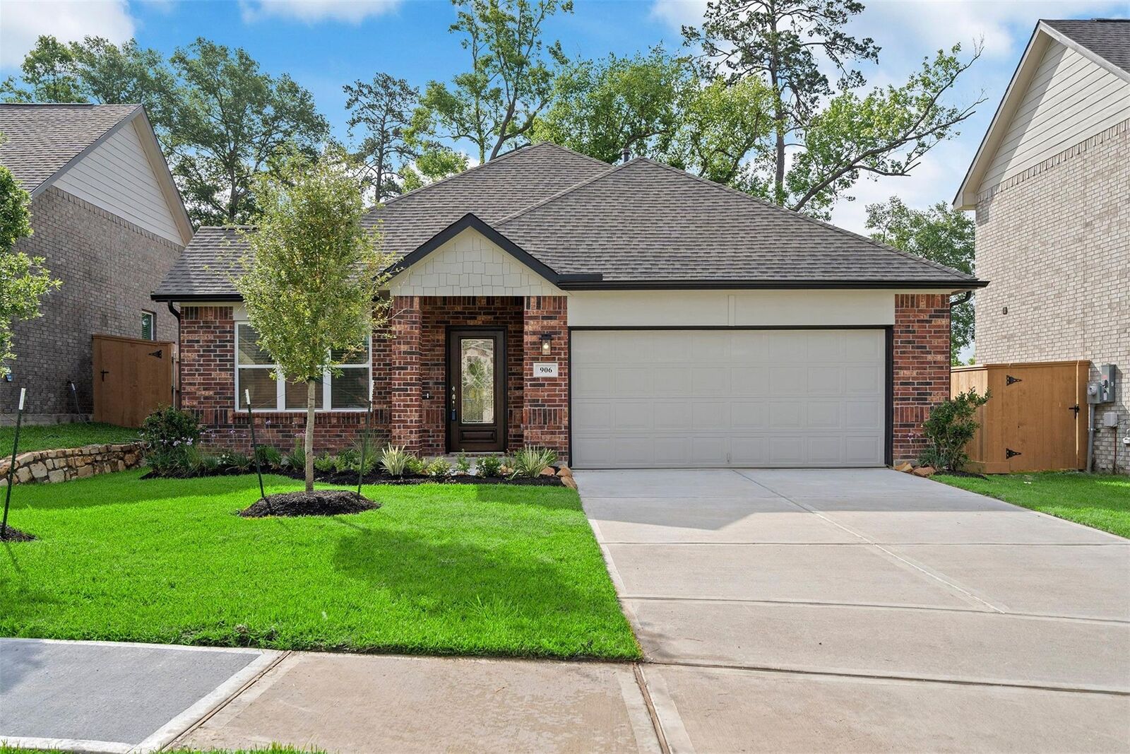 Property Photo: 906 Golden Willow TX 77304