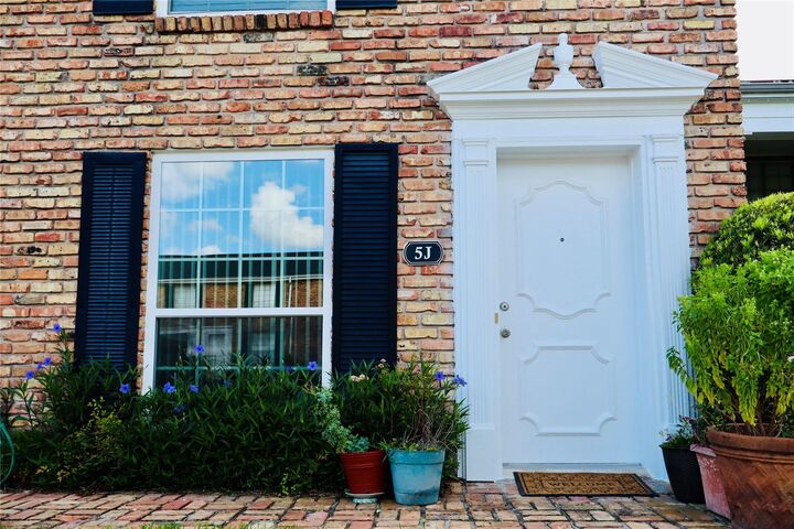 Property Photo: 2201 Fountain View Drive 5J TX 77057