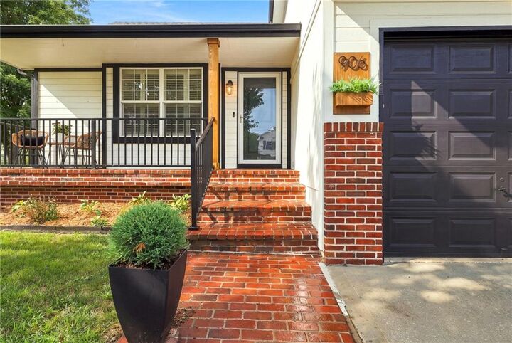 Property Photo: 906 SW Bobcat Street MO 64075