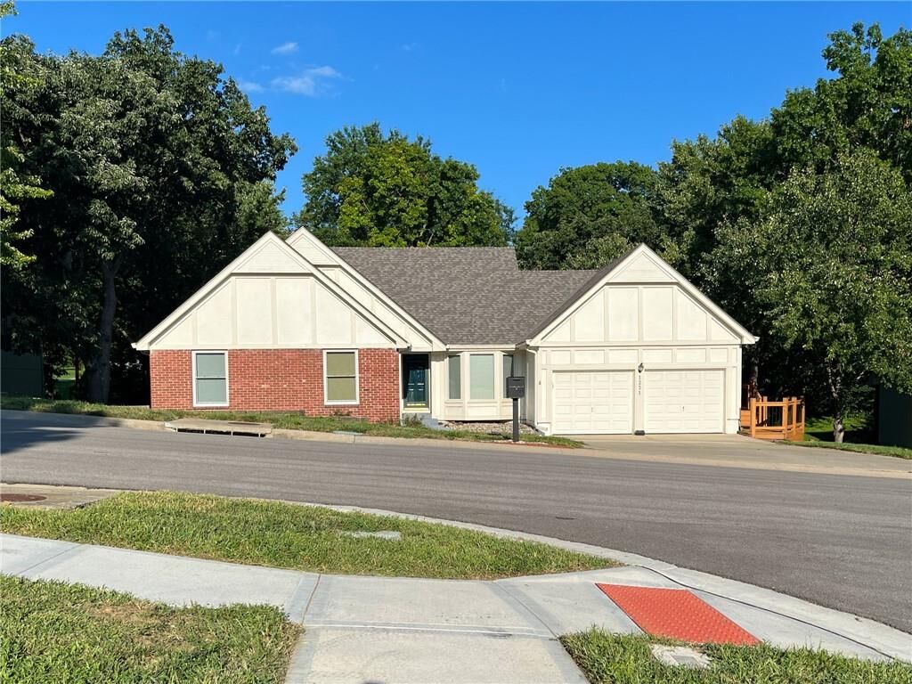 Property Photo: 1231 Wildbriar Drive MO 64068