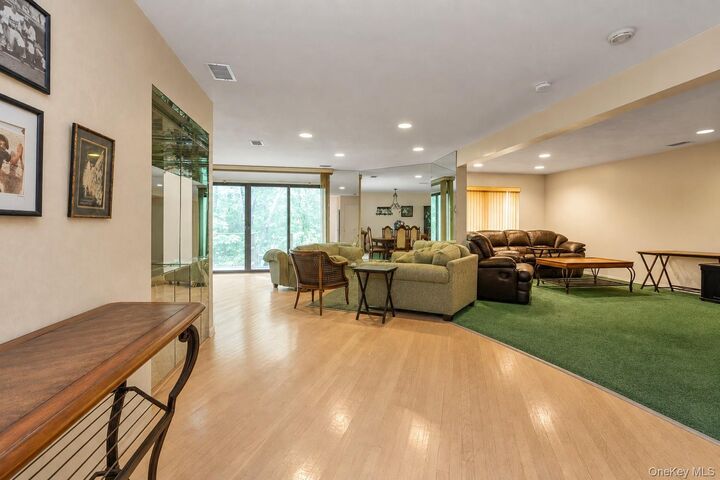 Property Photo:  7 Wimbledon Drive  NY 11576 